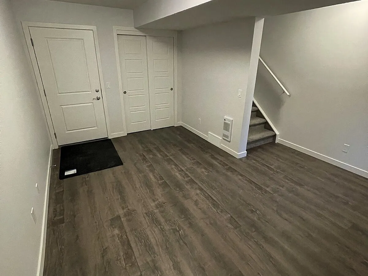 SF161 - 2 Bedroom Double Master 2.5 Bathroom Townhouse in 301 Redstone NE — Photo 4