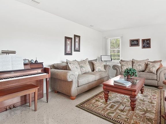 3rd image of 1889 Paradise Ln