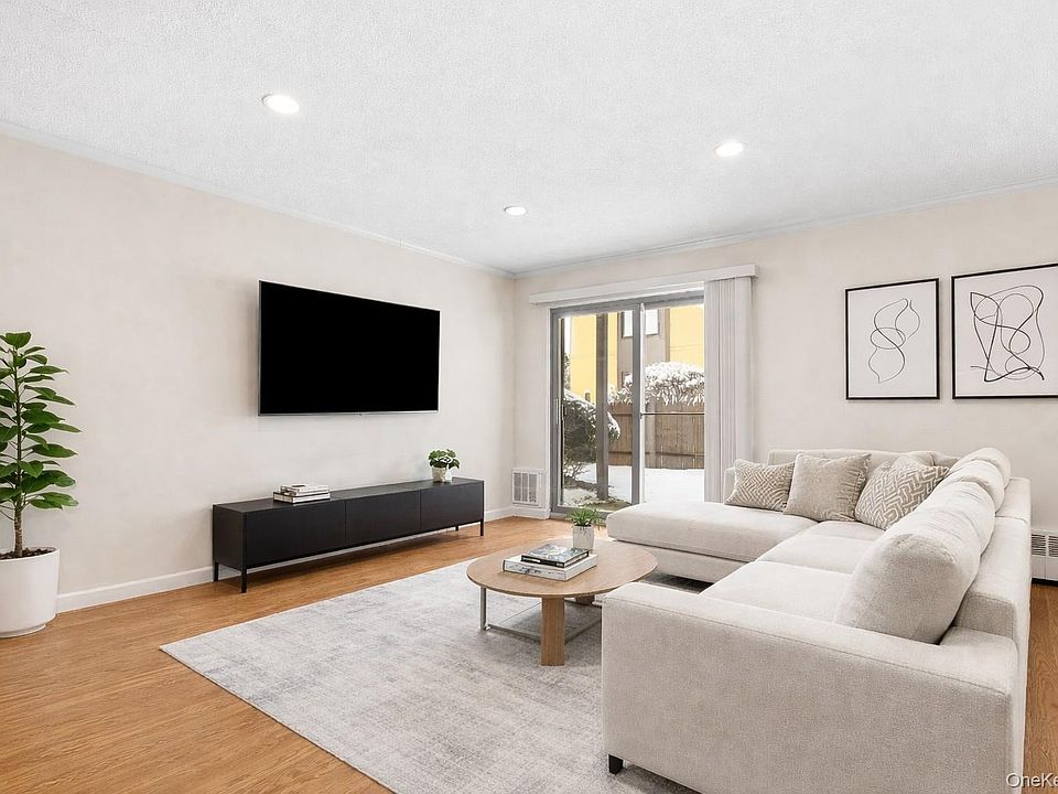1st image of 18 Granada Crescent #13