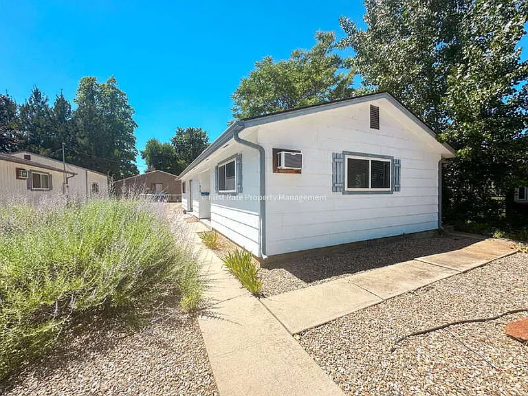 1821 S Jessie St — Photo 2
