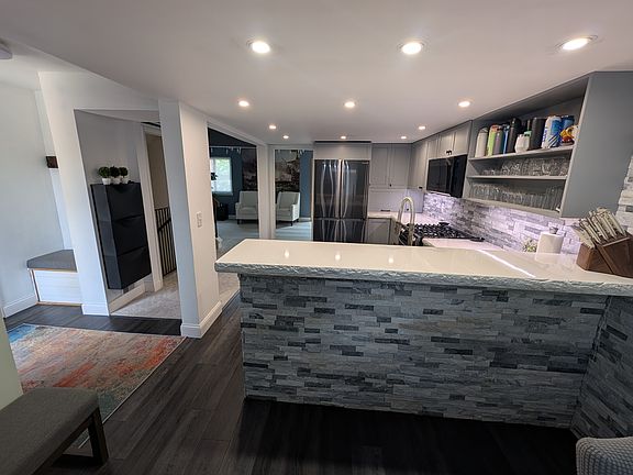 3rd image of 2644 Traver Blvd