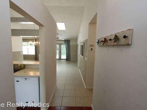 4th image of 1091 Oak Forest Cir