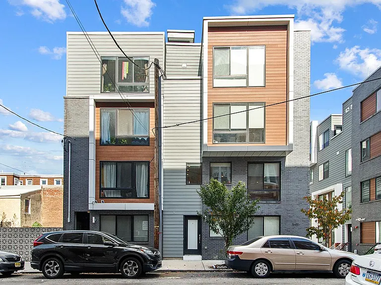 1649 E Eyre St #7 — Photo 1