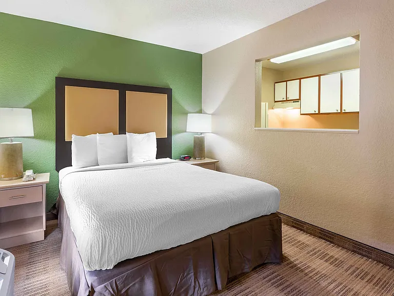 Deluxe Studio - 1 Queen Bed