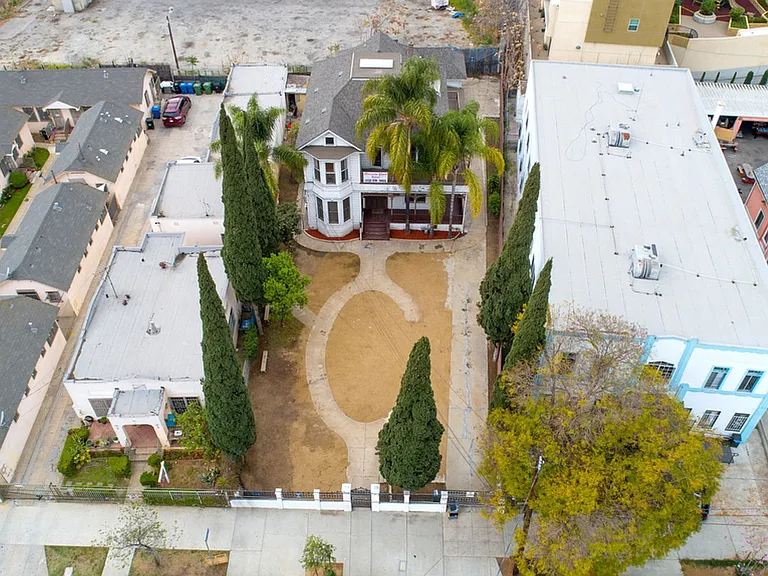 Mariachi Plaza Apartments (OLD) — Photo 40