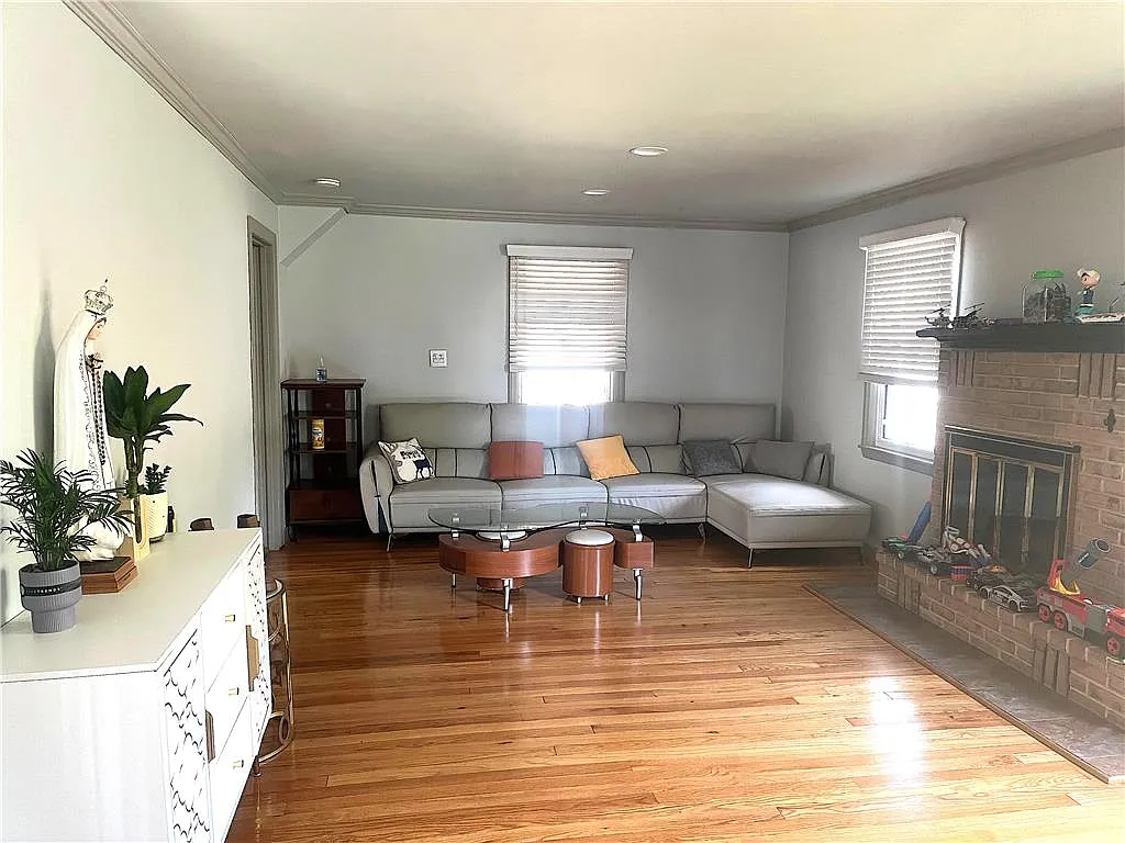 3 bed, 2.0 bath, 2032 sqft, $2,400 — Photo 3