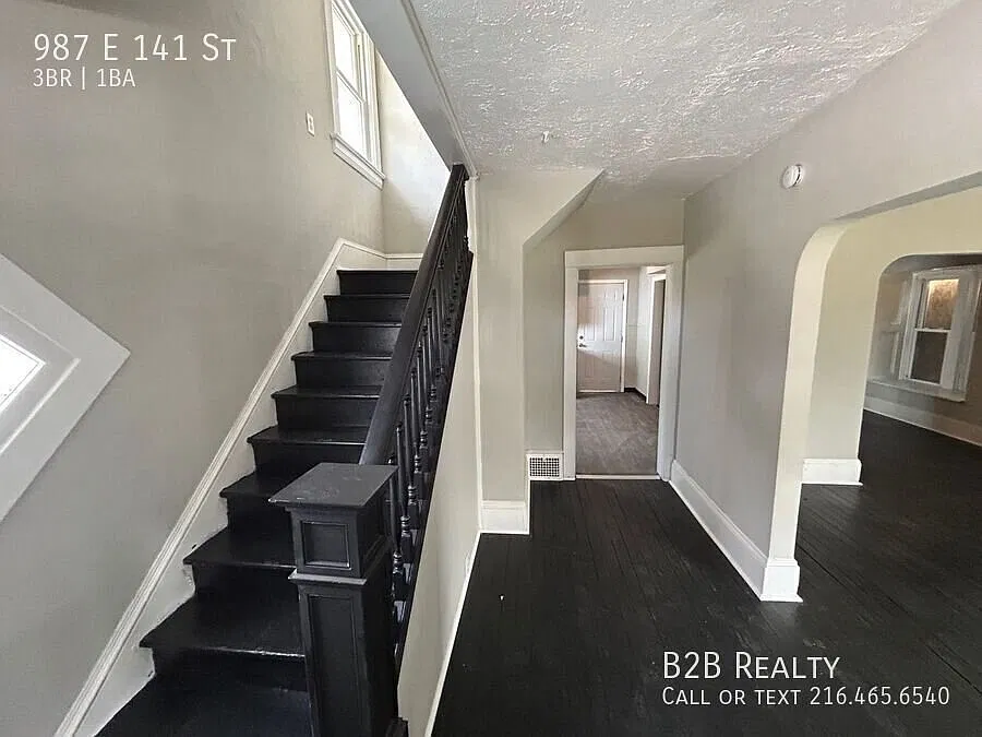 Charming 3-Bedroom Property | 30% Off On Second Month's Rent — Photo 3