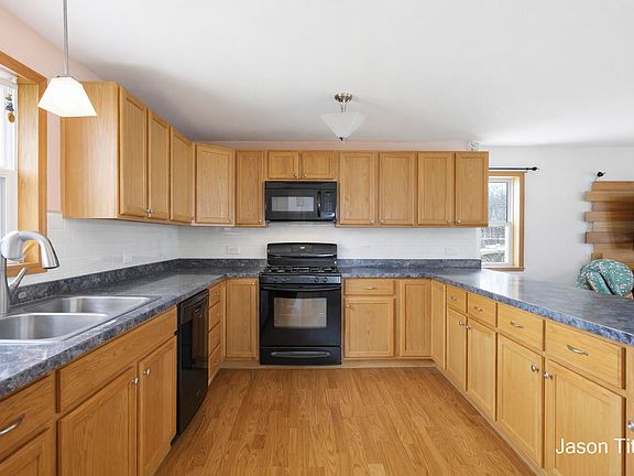 2nd image of 411 Hill St