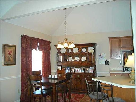 3rd image of 85 Garden View Dr
