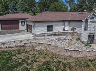606 Pioneer Dr, Fort Calhoun, NE 68023