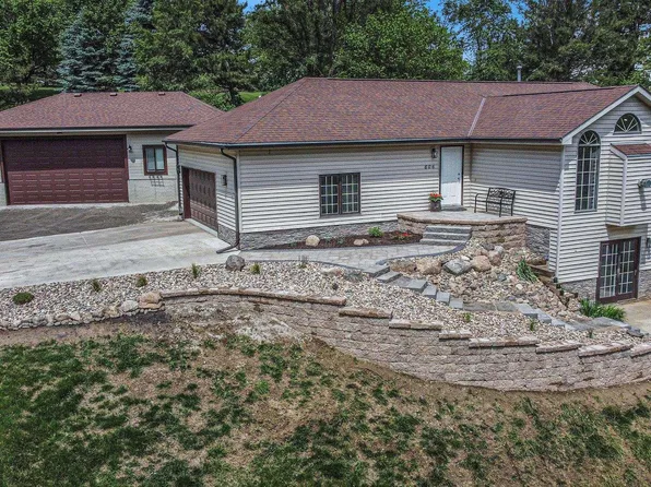 606 Pioneer Dr, Fort Calhoun, NE 68023