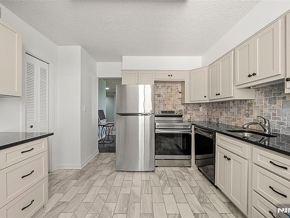 3rd image of 160 Overlook Ave APT 2C