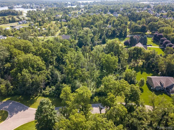 1920 Laflamme Ct, White Lake, MI 48386