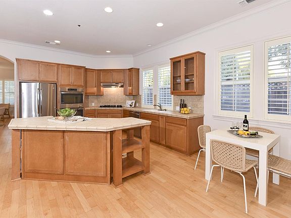 5th image of 101 Old Vine Way