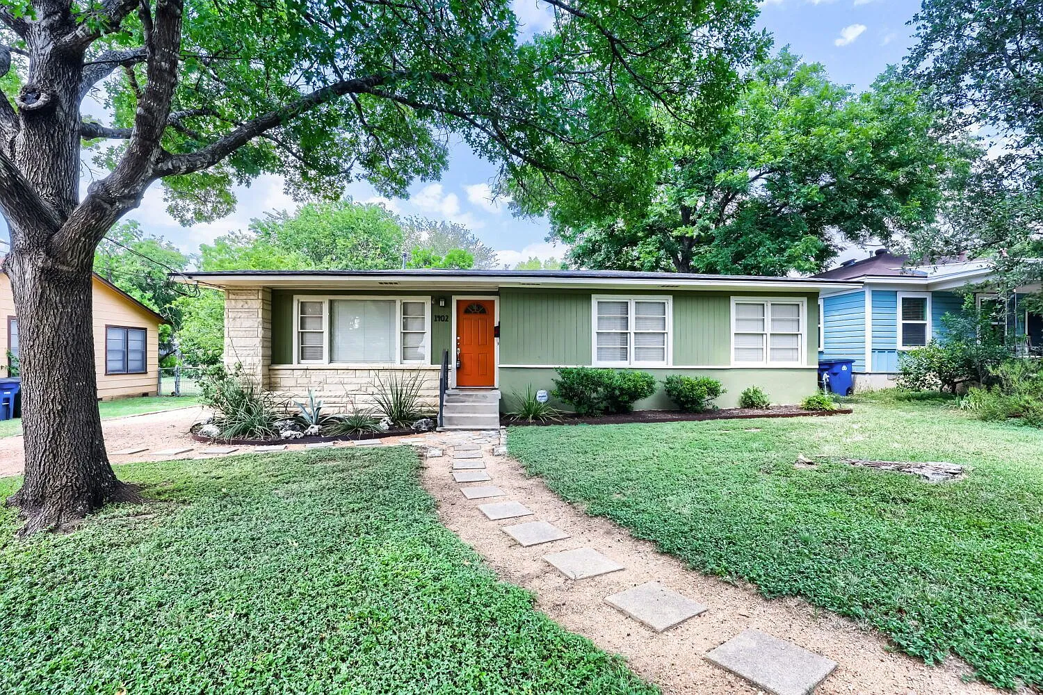 3 bed, 2.0 bath, 1184 sqft, $3,000 — Photo 1