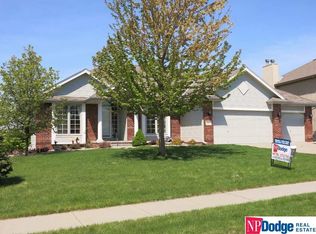 106 Oakmont Cir, Papillion, NE 68133
