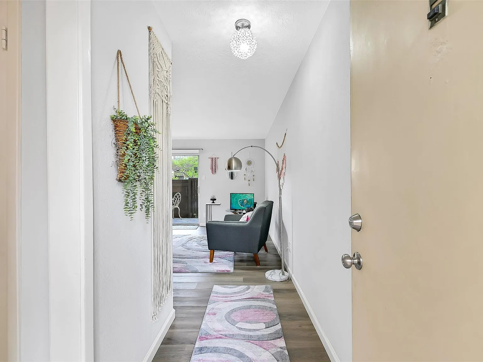 1 bed, 1.0 bath, 698 sqft, $950 — Photo 1