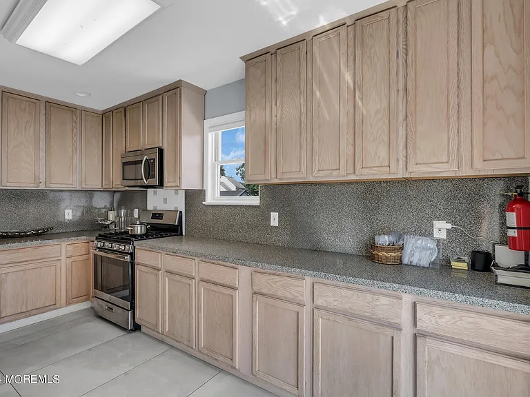 325 Roosevelt Ave — Photo 17