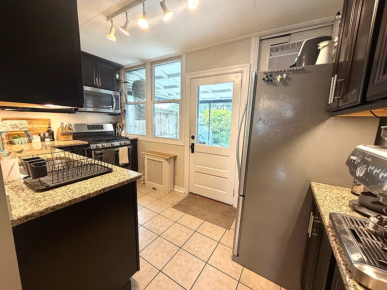 235 Hall St — Photo 4