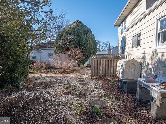 3rd image of 902 Bradley Dr