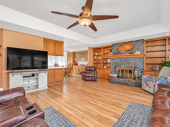 4th image of 228 E Fargo Avenue