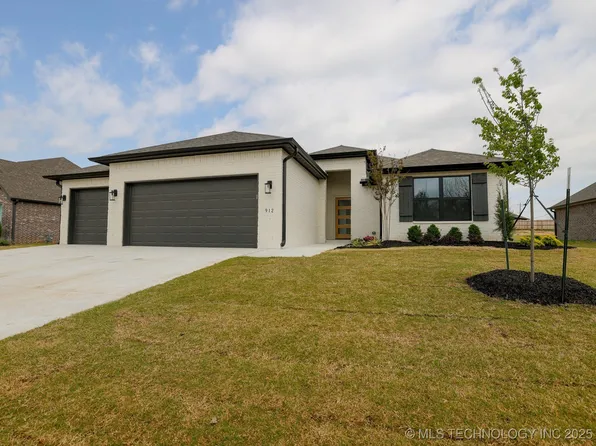 912 E Jacksonville Ct, Broken Arrow, OK 74012