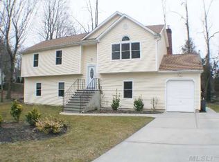 8 3rd Ave, Rocky Point, NY 11778