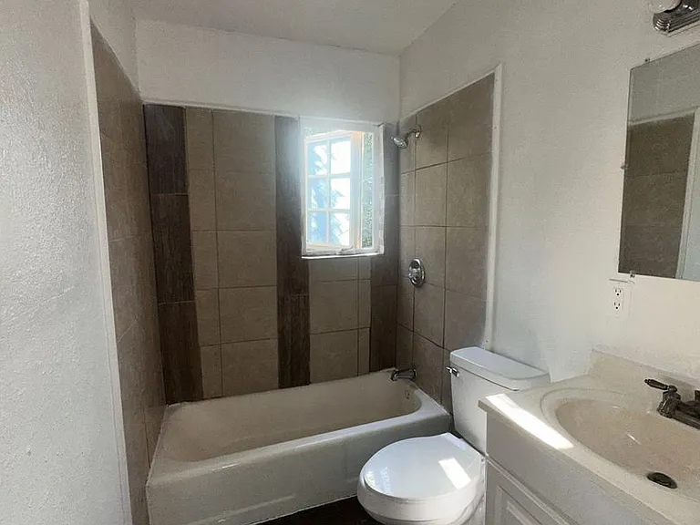 1105 N 12th St #1 — Photo 8