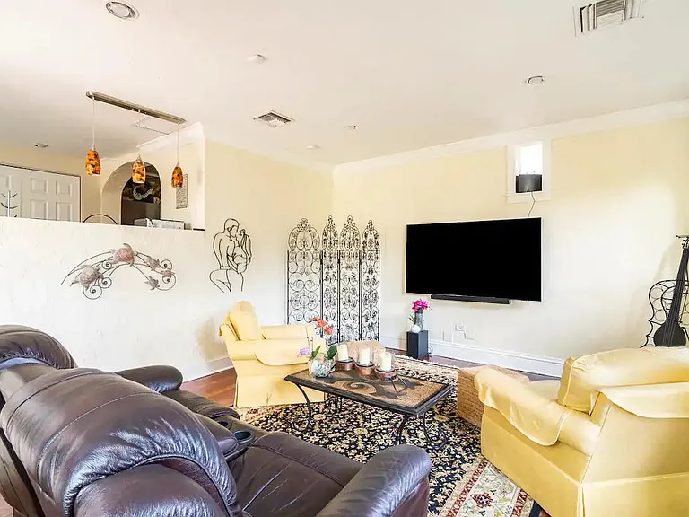 940 39th Ct — Photo 28