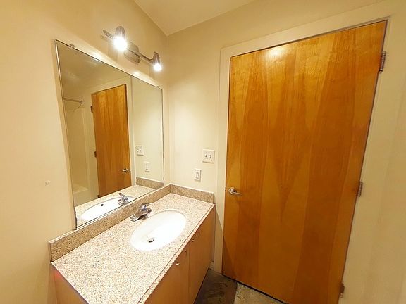 3rd image of 1011 W Marshall St #103