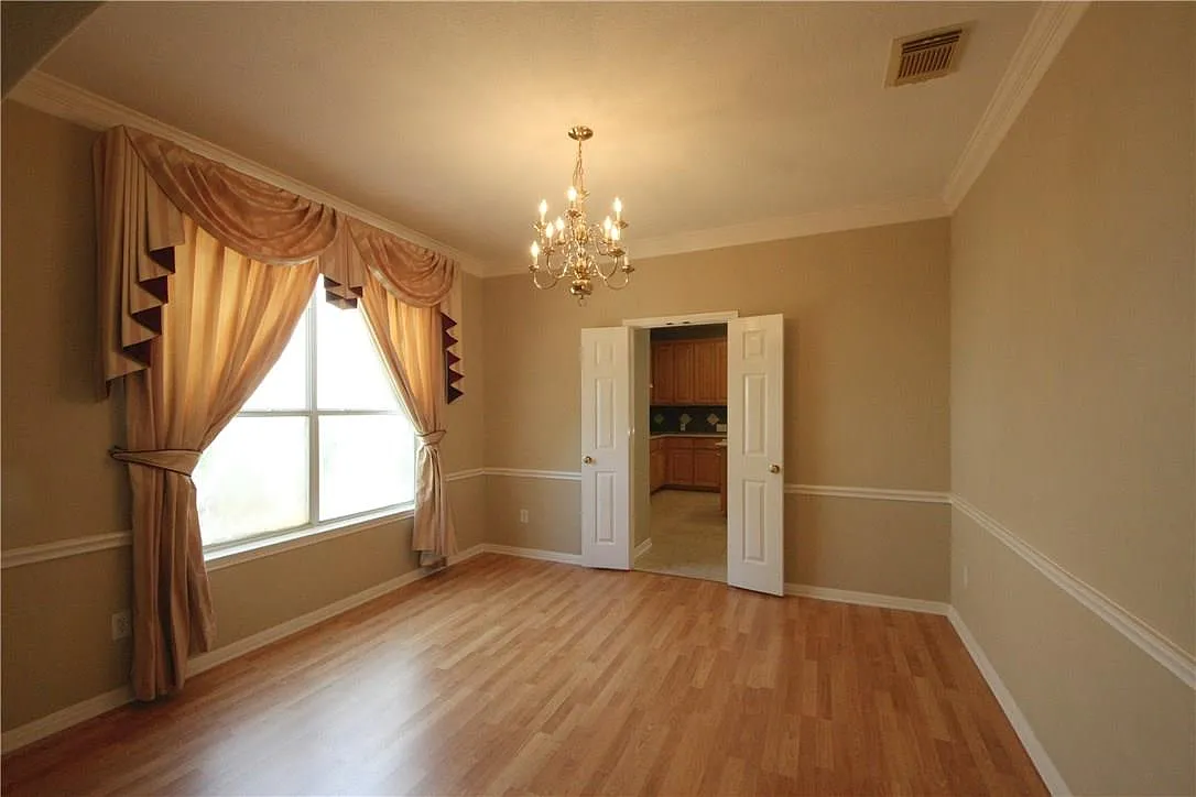 4 bed, 2.5 bath, 3412 sqft, $3,395 — Photo 4