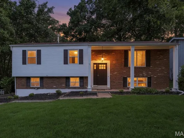 205 Morewood Dr, Ballwin, MO 63011