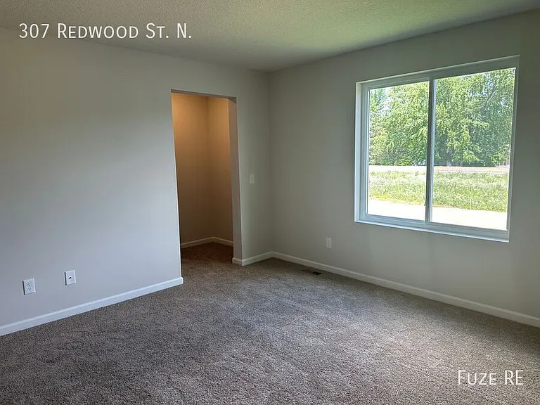 307 Redwood St N — Photo 5