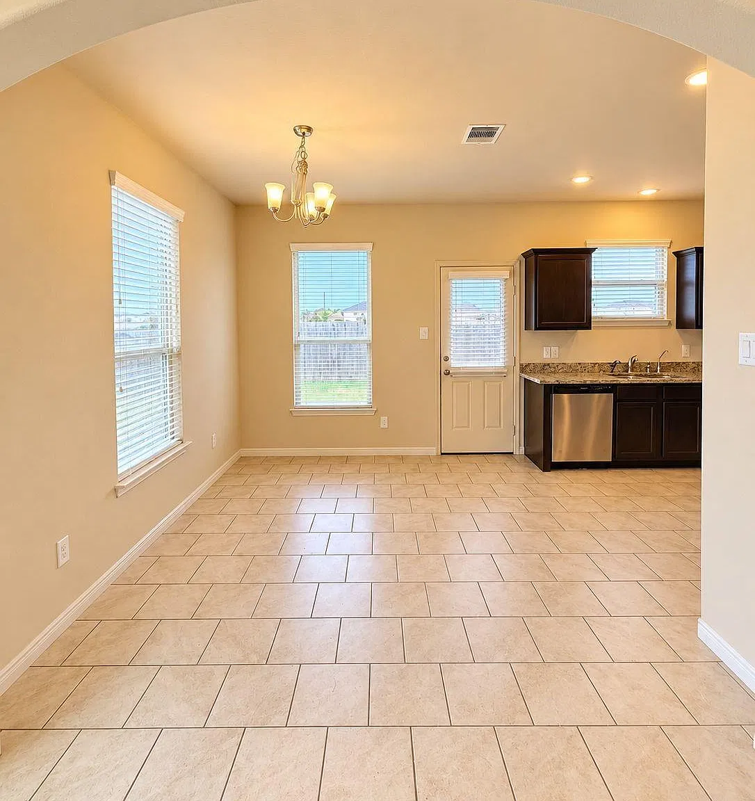3 bed, 2.5 bath, 2047 sqft, $2,150 — Photo 4