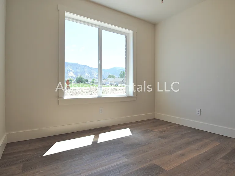 2038 N 380 E — Photo 4