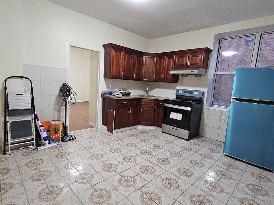 1st floor apartment with eat in kitchen
