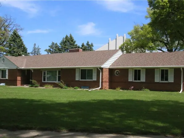 109 N 2nd St, Hiawatha, KS 66434