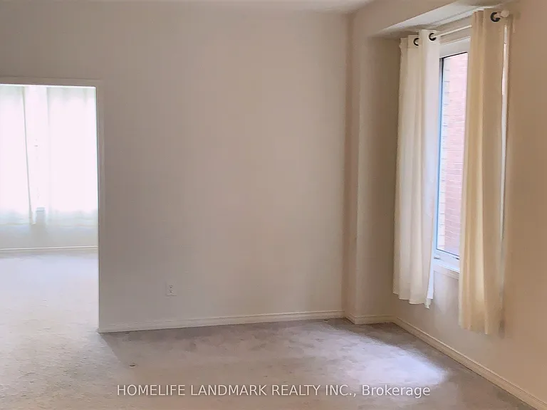 2356 Equestrian Cres — Photo 2