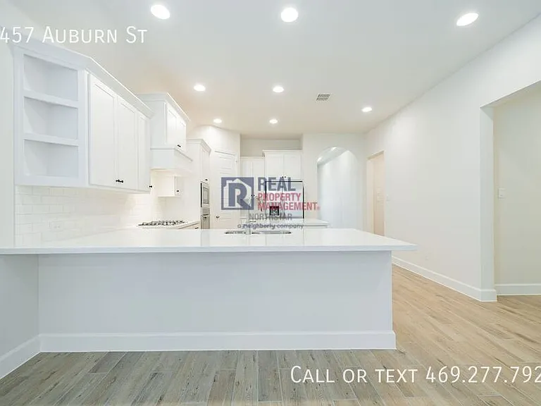 2457 Auburn St — Photo 8