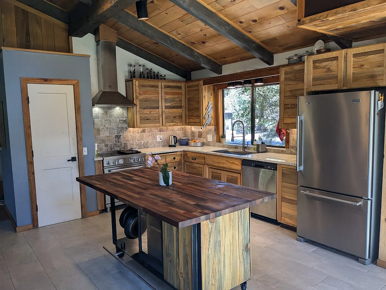 4 bed, 2500 sqft, $3,200 — Photo 4