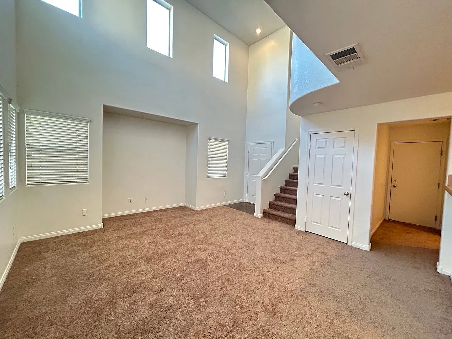Cozy 3-Bedroom Home in Silverado Ranch! — Photo 3