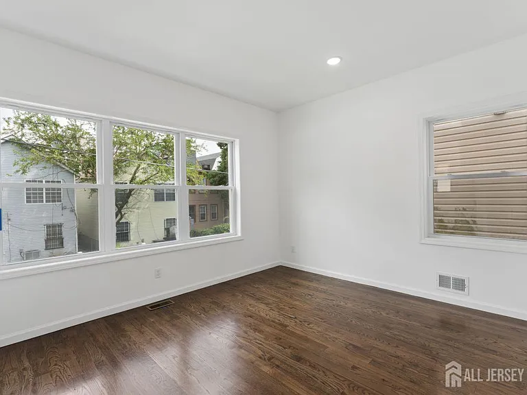 910 Bergen St #1 — Photo 8