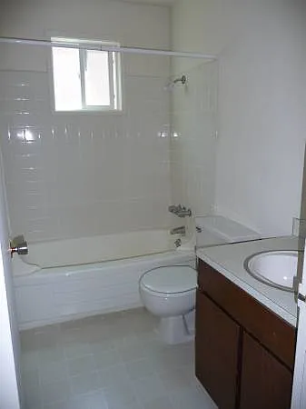 Building Photo - 605 SW 11th St #17