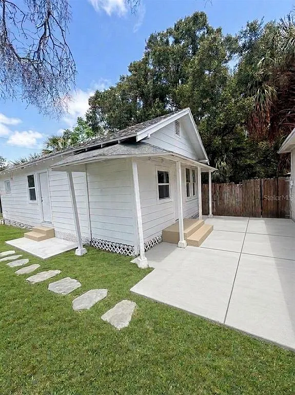 3 bed, 1.0 bath, 1037 sqft, $2,895 — Photo 2