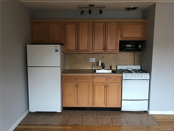 3rd image of 28 Barker St APT D1