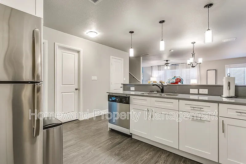 4 bed, 2.5 bath, 1759 sqft, $1,975 — Photo 3