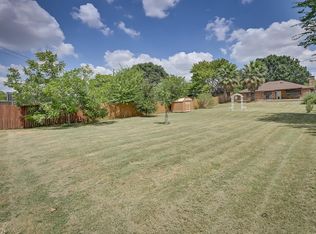 813 Woodhaven Ln, Grand Prairie, TX 75052