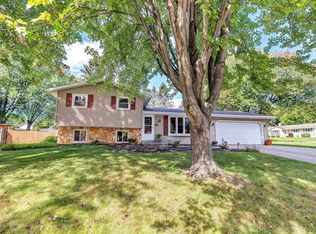 2452 Saint Johns Dr, Green Bay, WI 54313