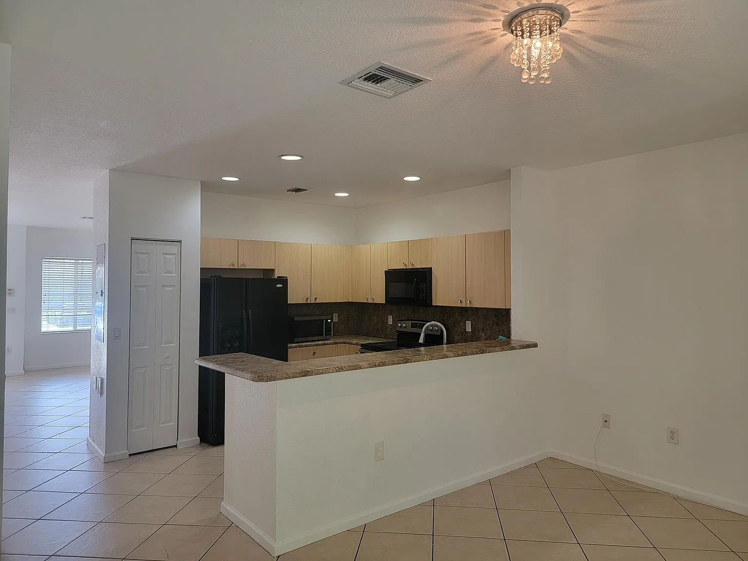 3 bed, 2.5 bath, 1423 sqft, $2,800 — Photo 2
