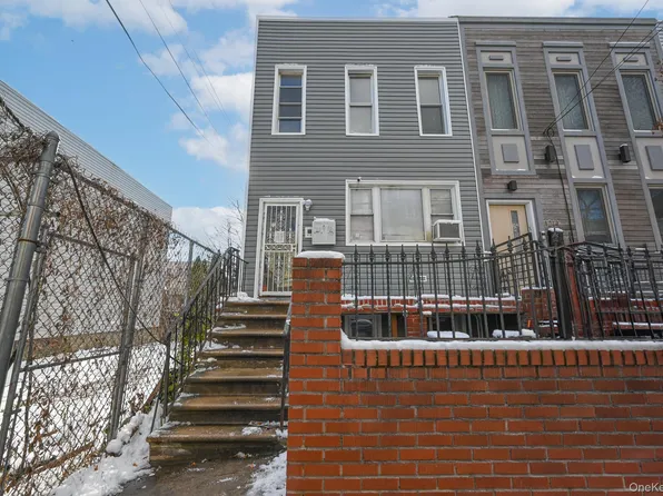 1216 30th Dr, Astoria, NY 11102
